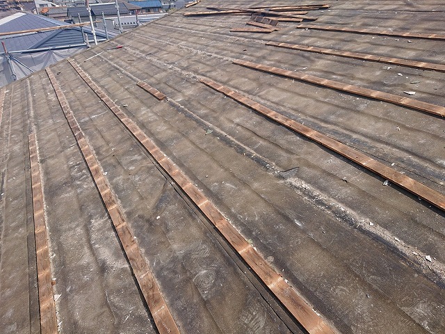 既存屋根材を解体